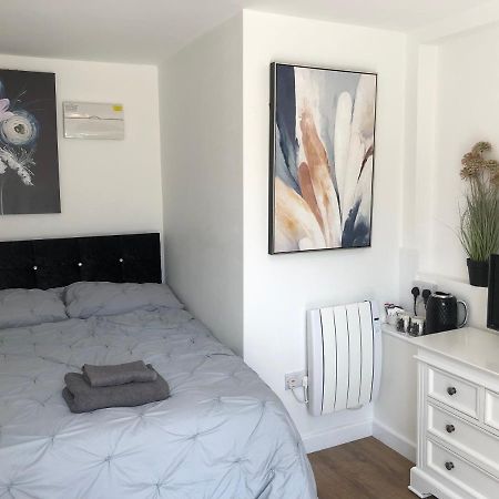 Lovely Modern Decorated 1 Bed Studio Нюпорт Екстериор снимка